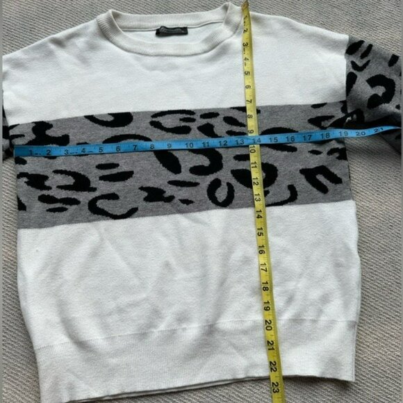 Pretty Garden White Gray Colorblock Sweater Size Medium - Picture 4 of 7